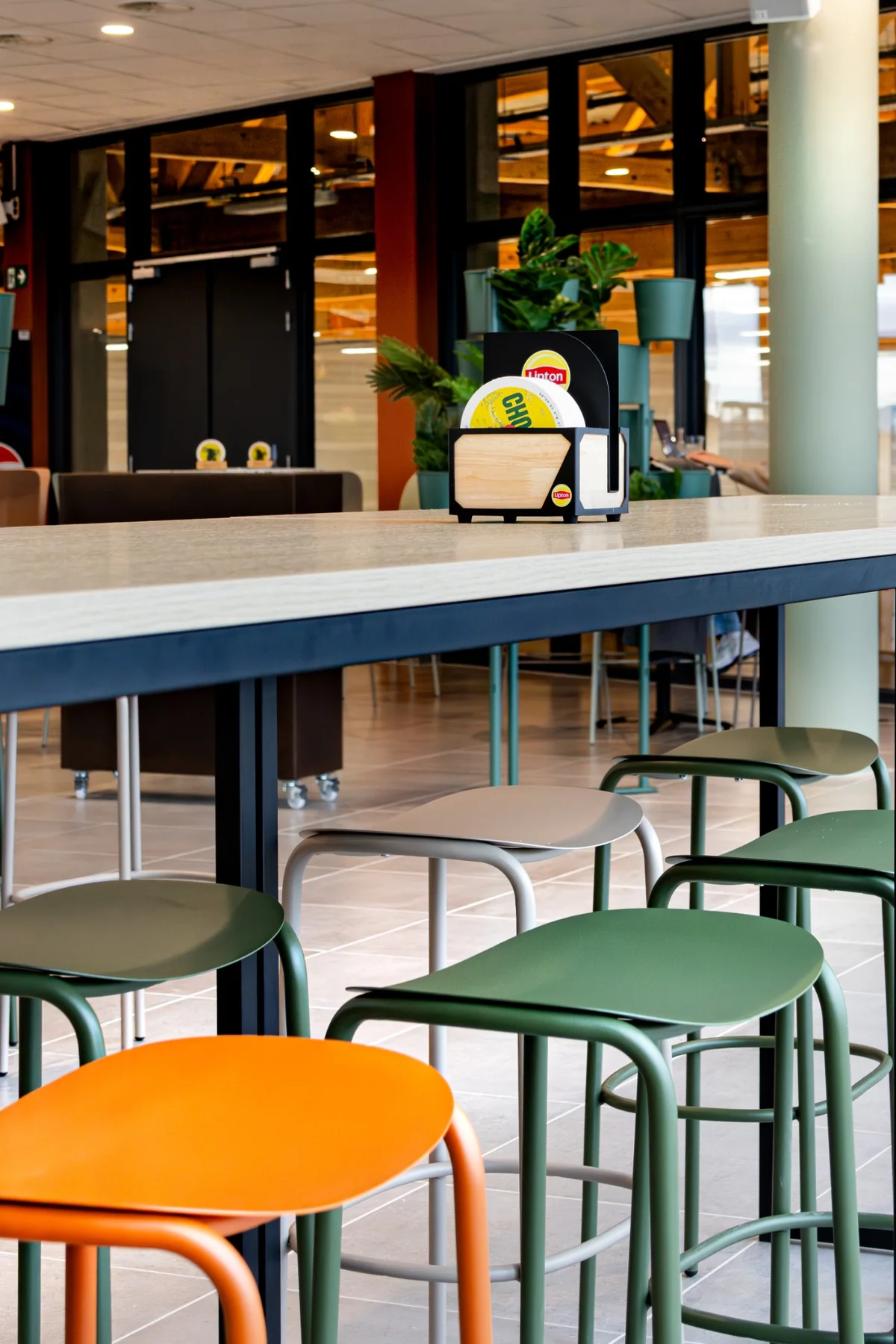 Vue intérieure du bar et des assises du 1370 Clubhouse à Jodoigne